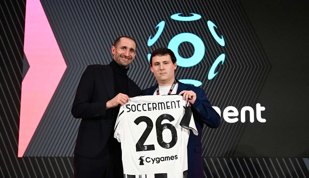 Giorgio Chiellini presenting a Soccerment Juventus shirt at the Juventus Forward programme